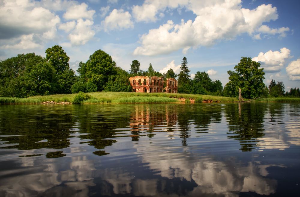 Разрушенный дом дворян Хроповицких.