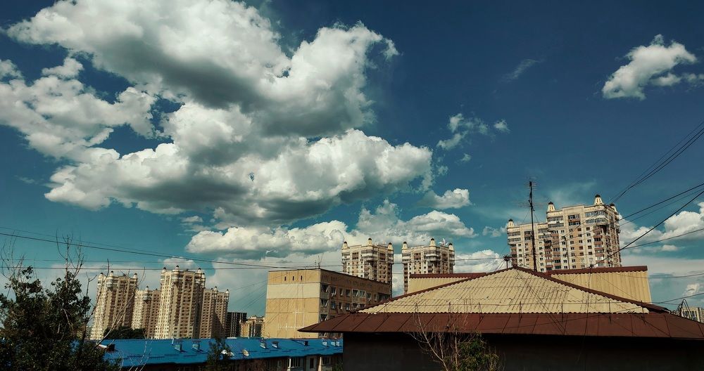 А над городом плывут облака...