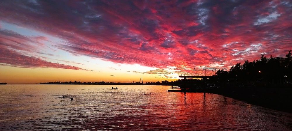 Закат на набережной Махаджиров в городе Сухум