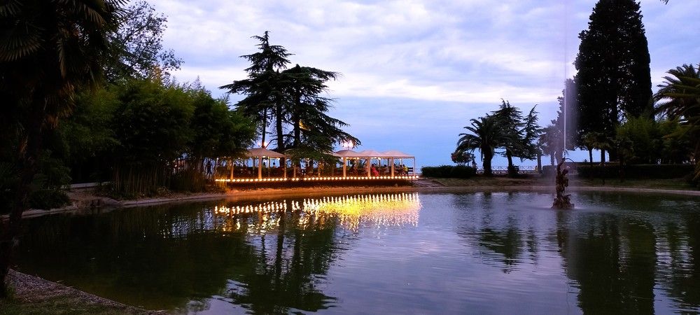 Приморский парк в Старой Гагре, вечером