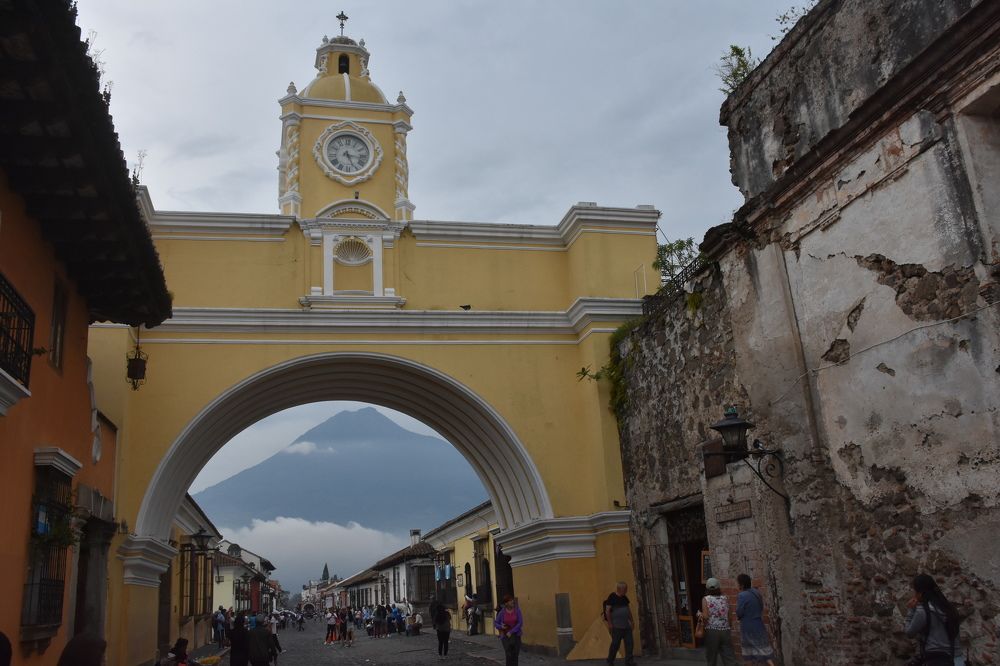 Vulcão com arco em Antigua, Guatemala