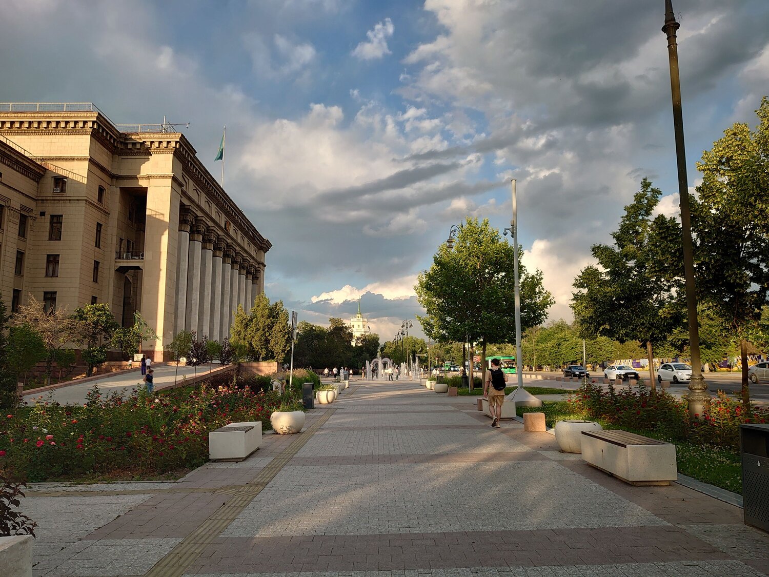 Старая площадь г. Алматы (Казахстан), вечереет. Old square of Almaty (Kazakhstan), evening