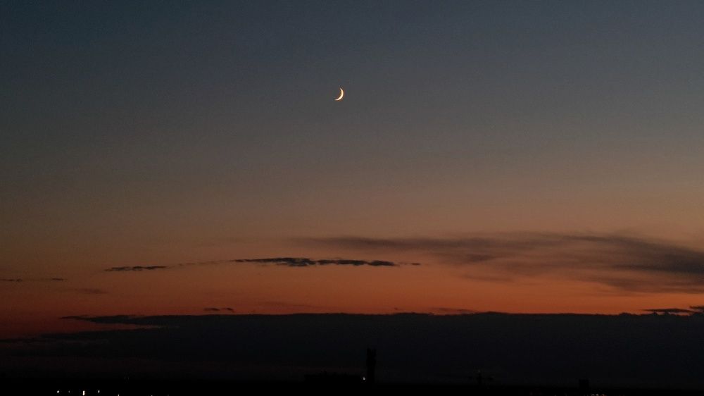 Тонкий месяц в небе