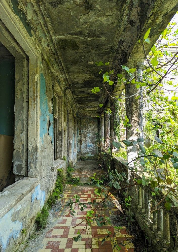 Заброшенный санаторий в Кутаиси. Внутренний дворик
