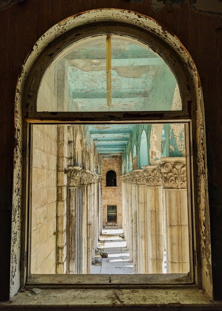 Заброшенный санаторий в Кутаиси. Главный вход