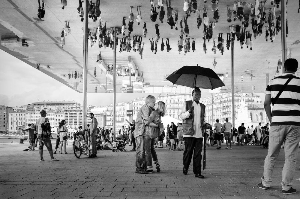 Поцелуй под зеркальным потолком Марселя.