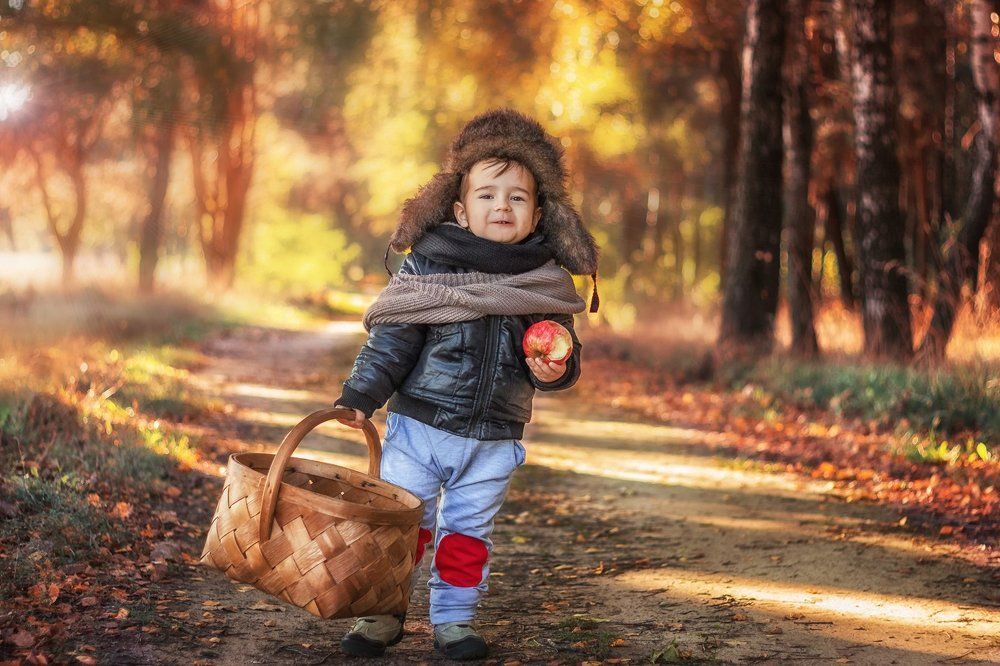 Мужичок с ноготок идет к бабулечке..