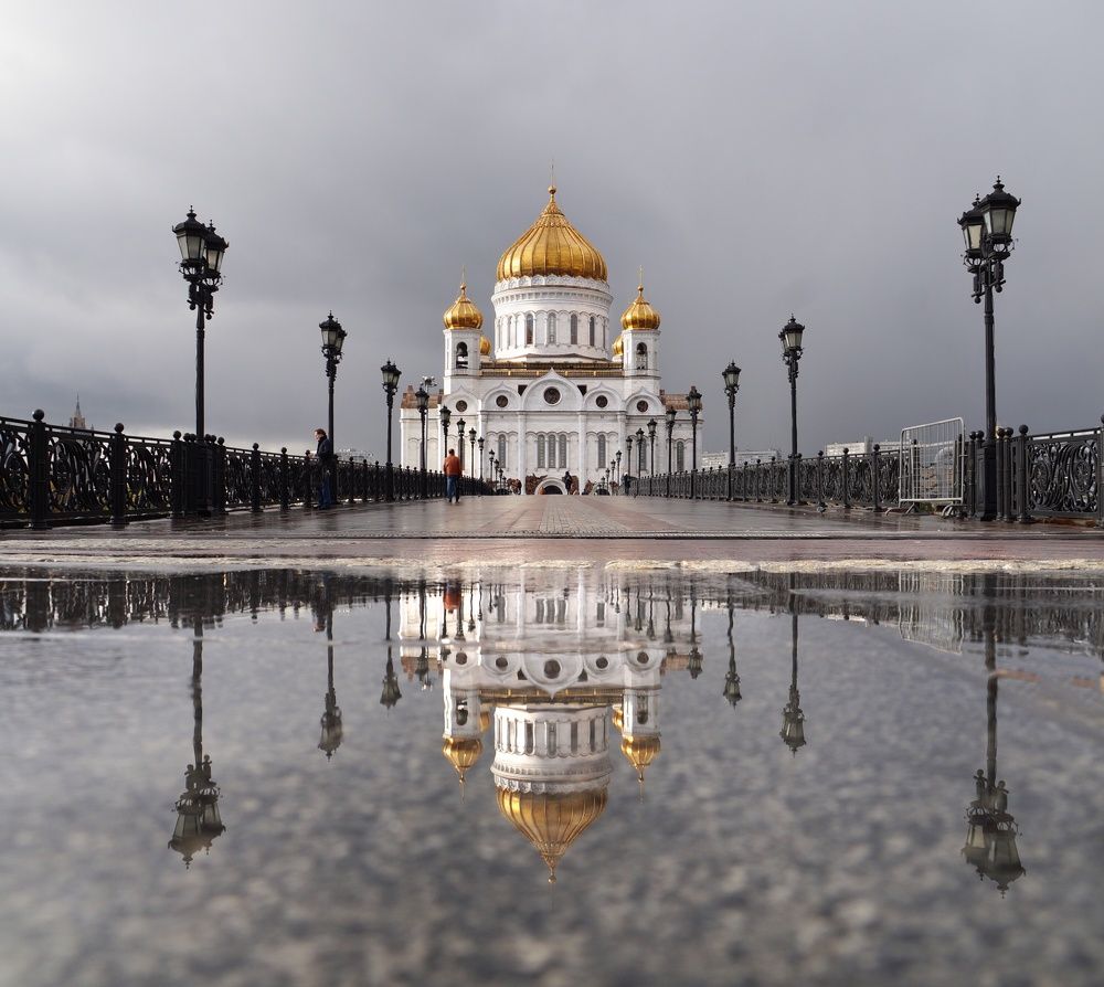 Храм Христа Спасителя и его отражение после дождя