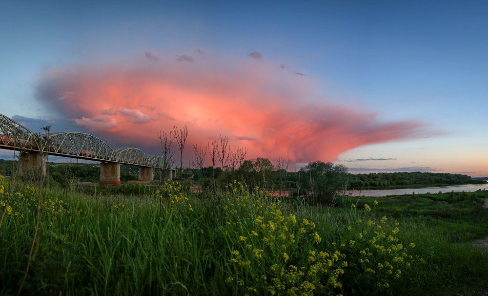 Июньская тучка над Окой.