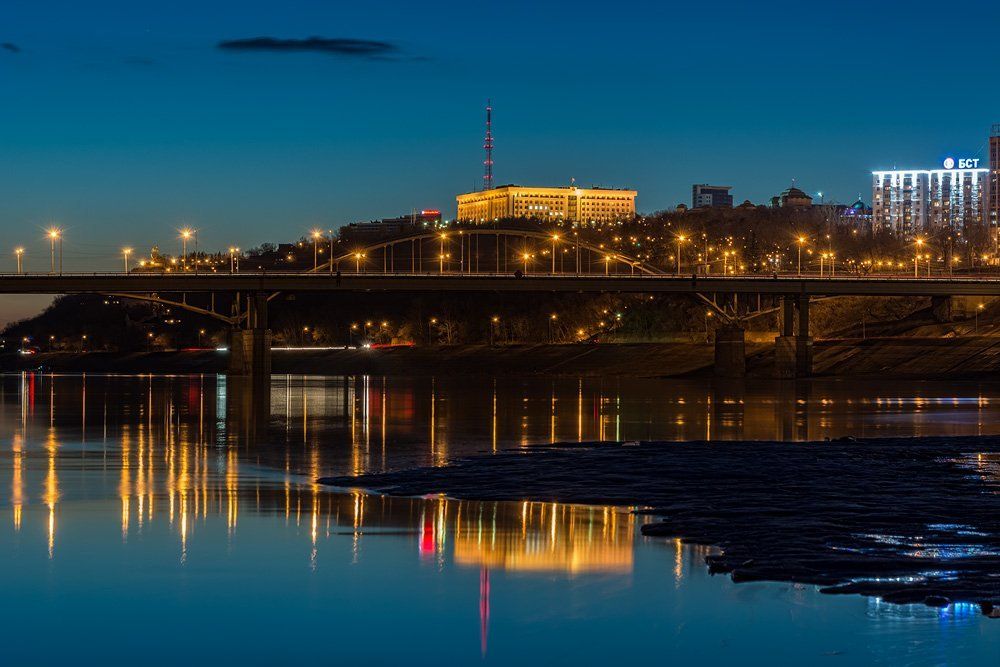Вид с берега реки на город.