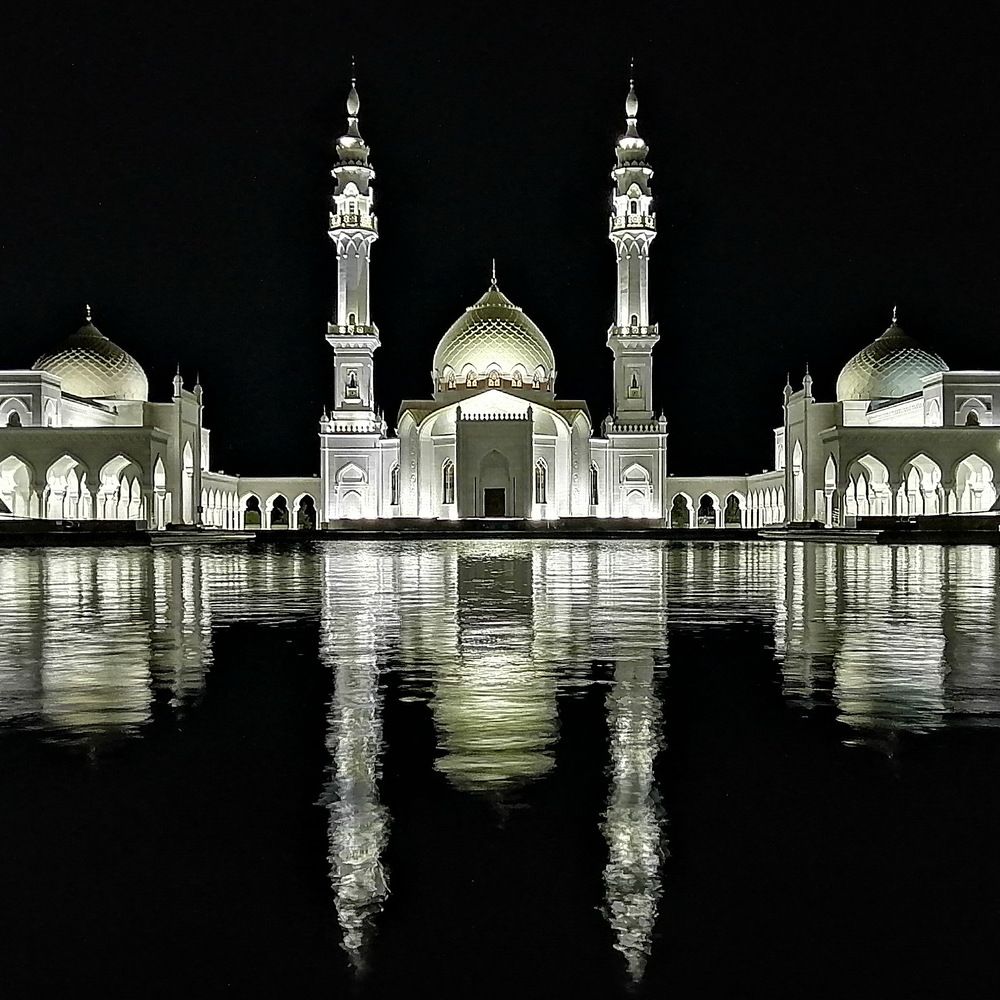 Чёрная ночь. Белая мечеть.