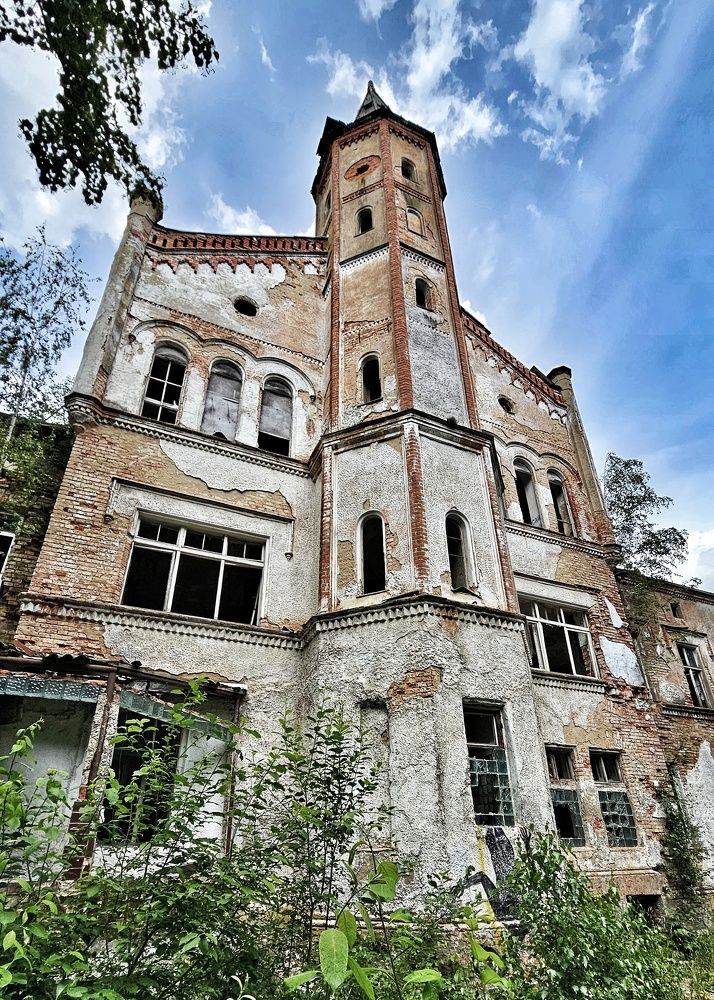 Заброшенная психиатрическая больница.