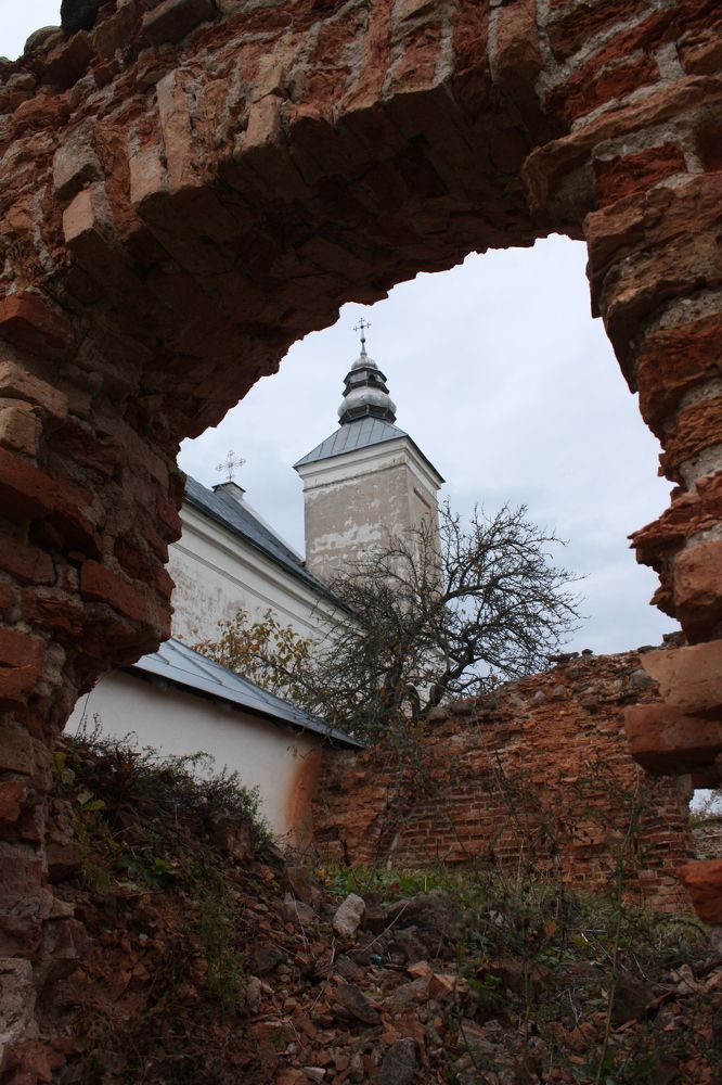 Стены разрушенного монастыря