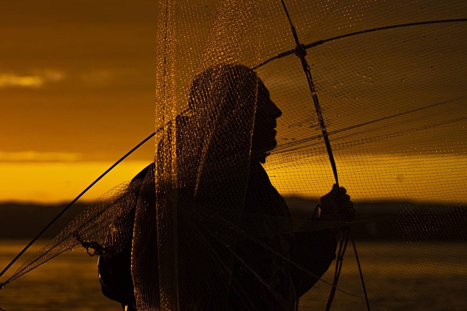 Рыбак на вылове мойвы