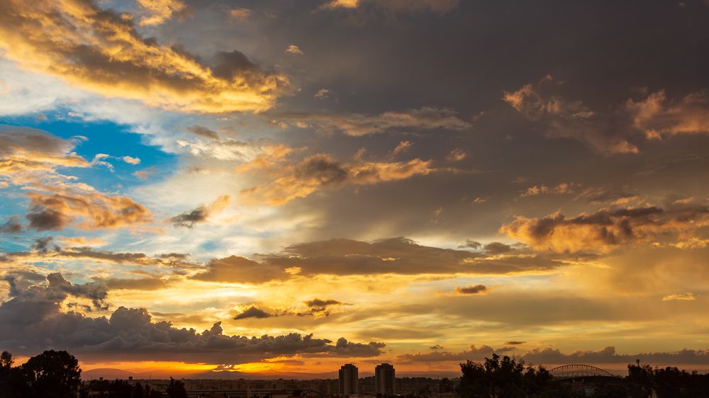 The sky is awakening/Небо просыпается