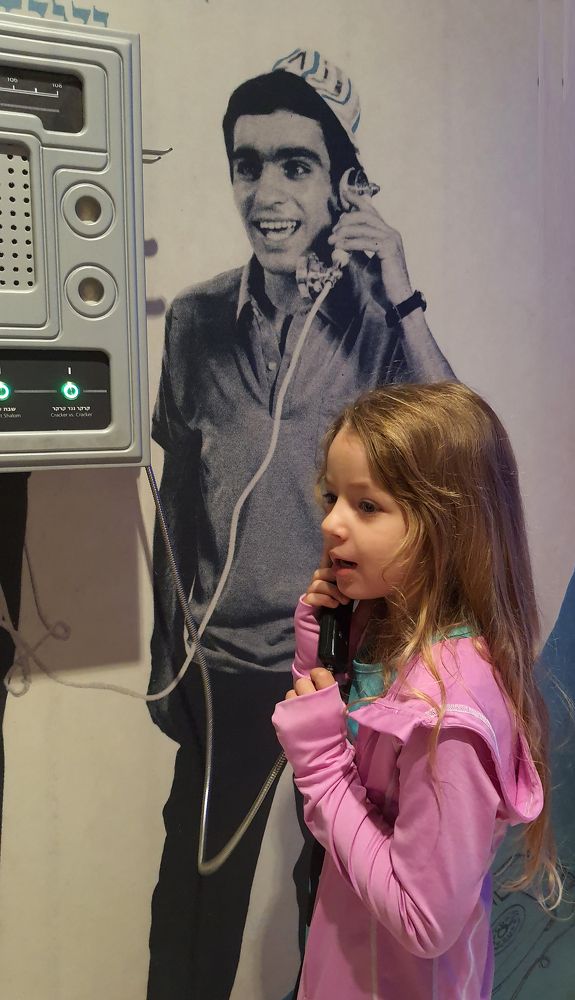 Зачем телефону прицепили шланг от душа?