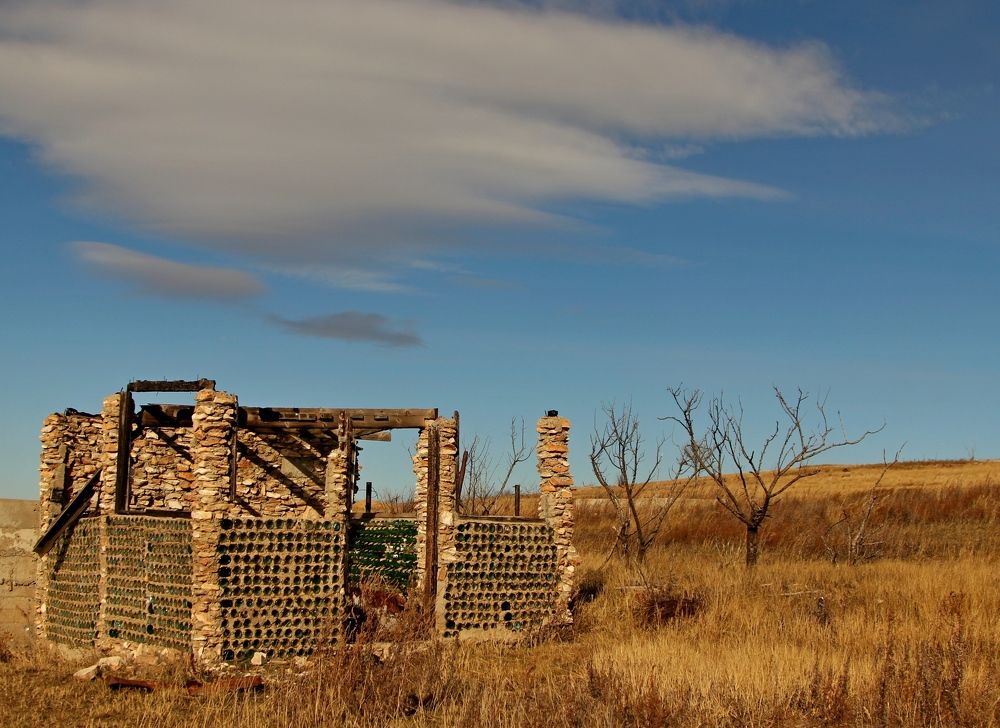 Заброшенный дачный домик, построенный из бутылок