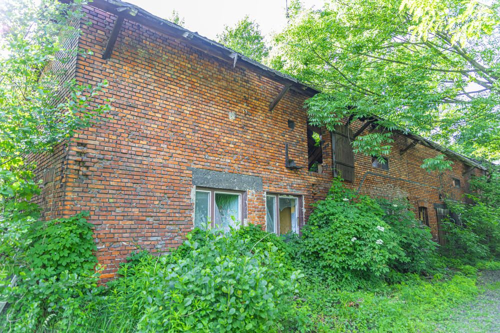 Дом возле завода. House near the factory.