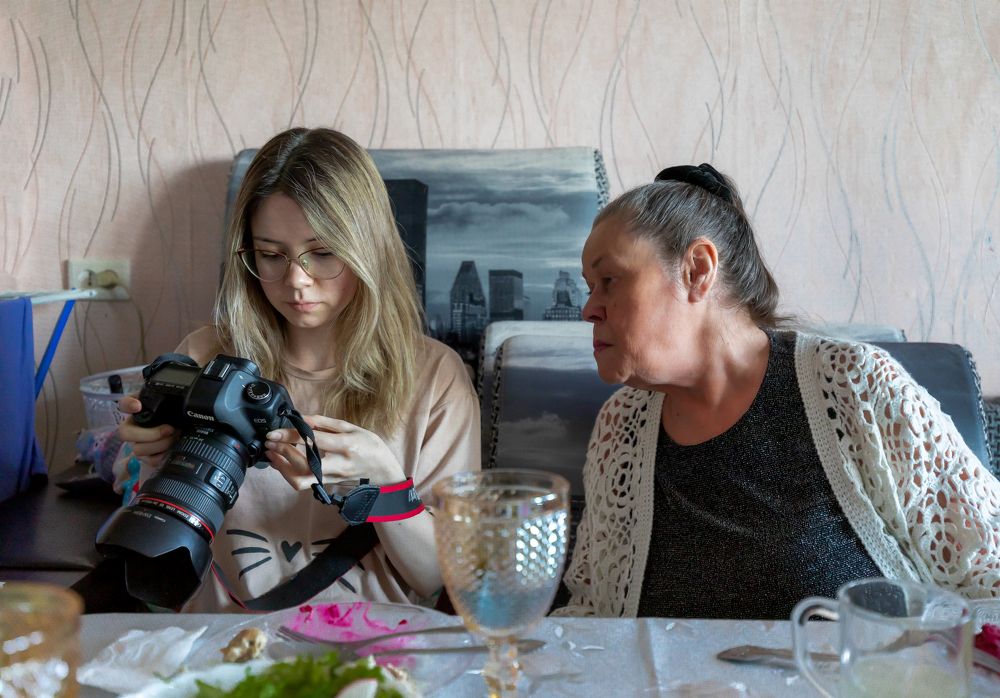 Бабушка с внучкой.