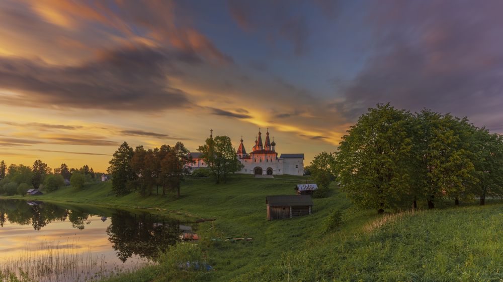 Ферапонтов монастырь в лучах заката