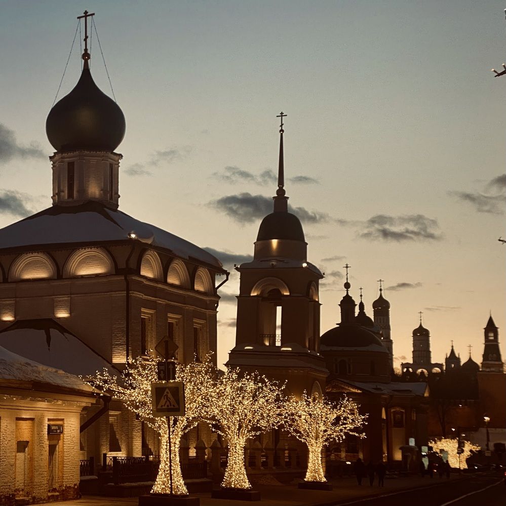 Улица Варварка на закате. Москва