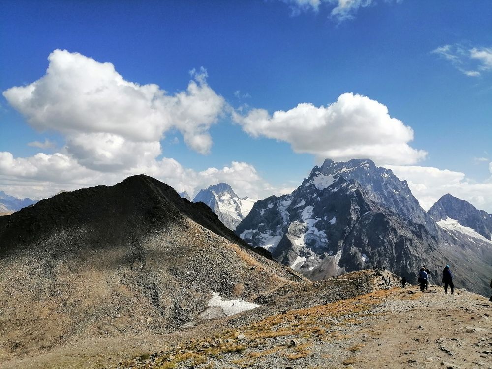 Вид на Домбай Ульген со склона Мусса-Ачитара.