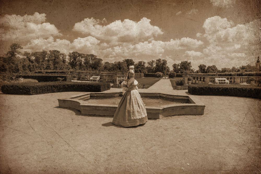 У фонтана. By the fountain.