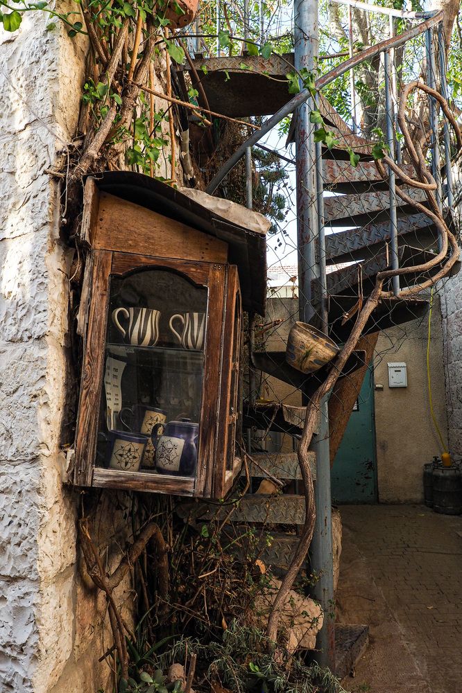 По винтовой лестнице.