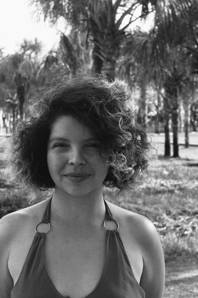 Sonrisa tímida de una artista