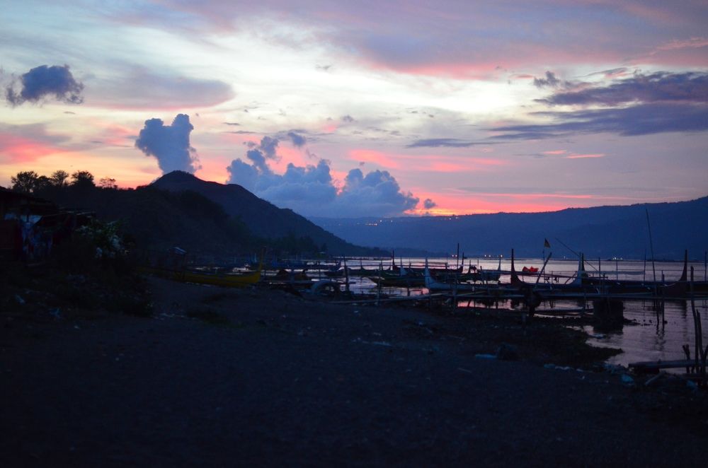 Вулкан Тааль на закате