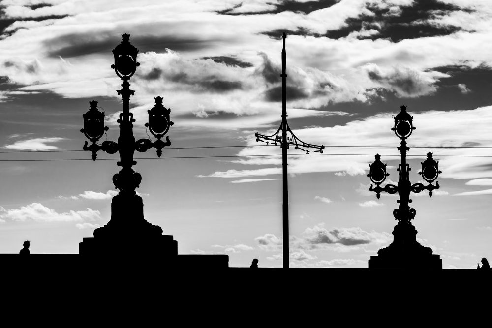 Чёрно-белый ритм Петербурга. Силуэты Троицкого моста.