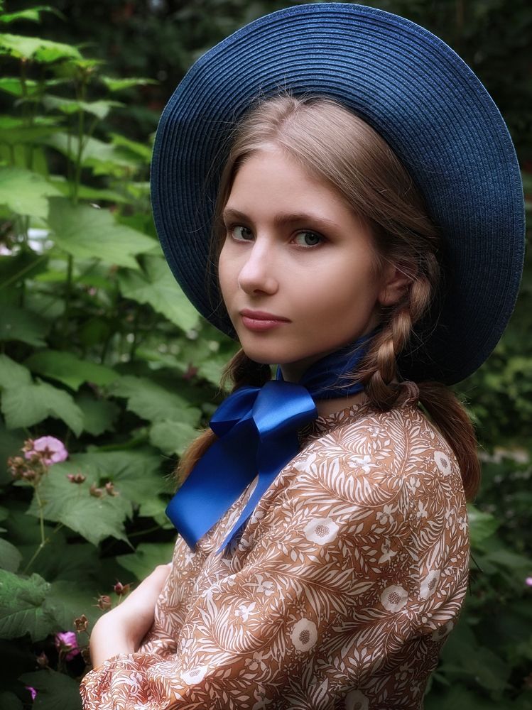 Синий бант (blue bow)