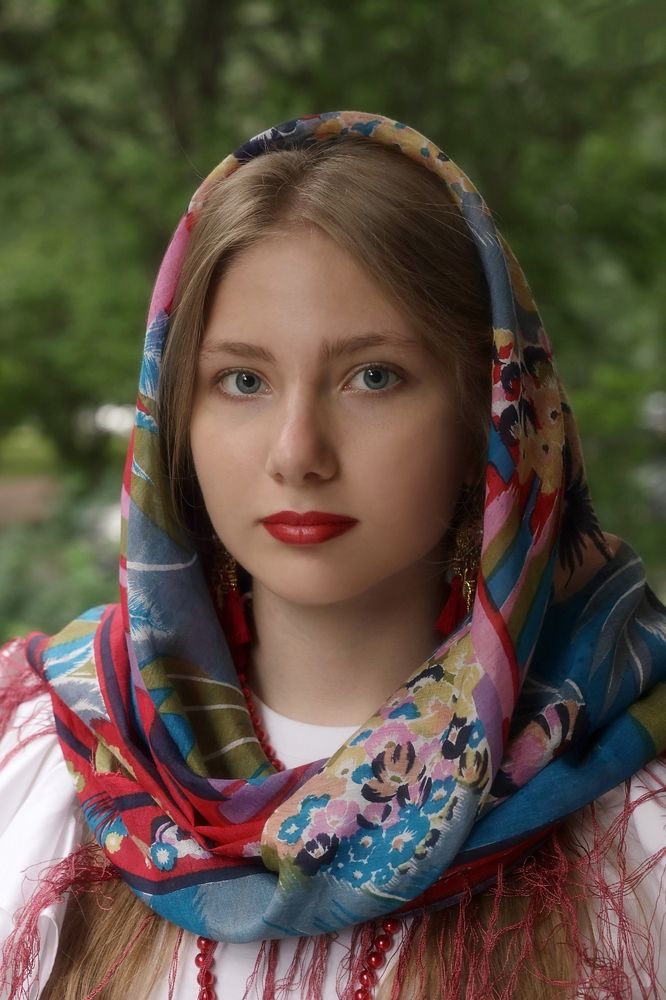 Портрет девушки в красном платке (Portrait of a girl in a red scarf)