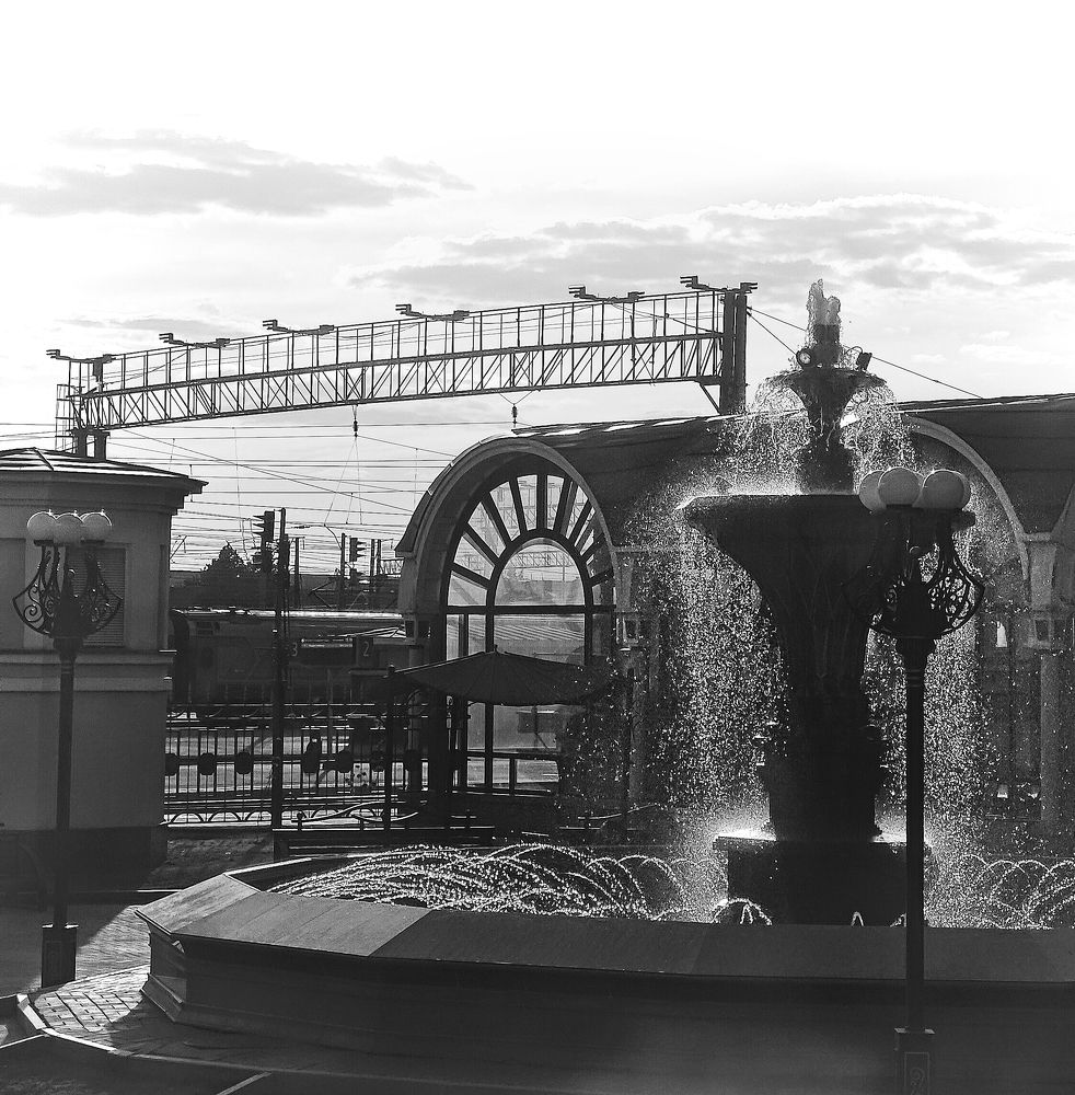 Фонтан у железнодорожного вокзала.
