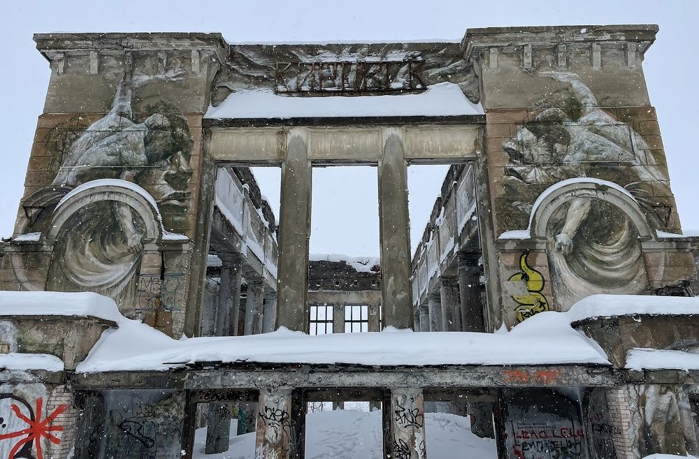 Заброшенный железнодорожный вокзал