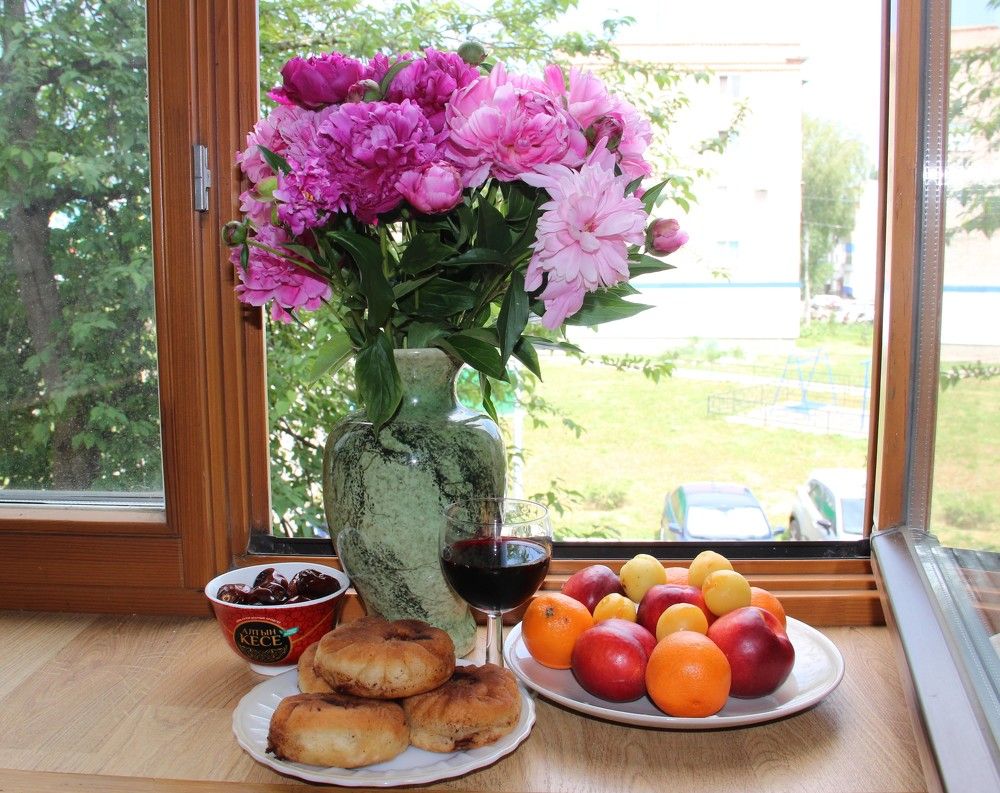 Пионы и фрукты.