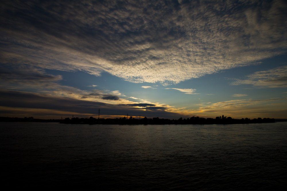 Догорал день...