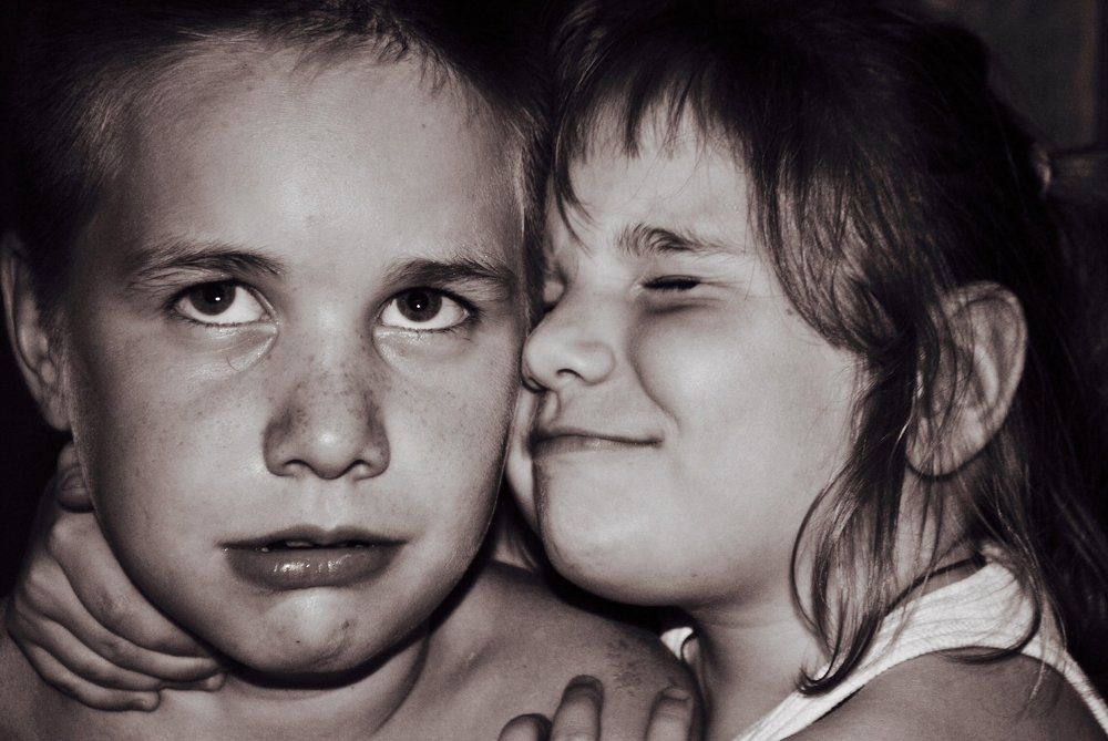 Ах, как сестра брата любит!