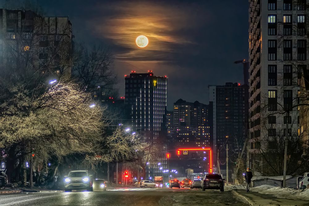 "Век за веком: на небе — луна..."