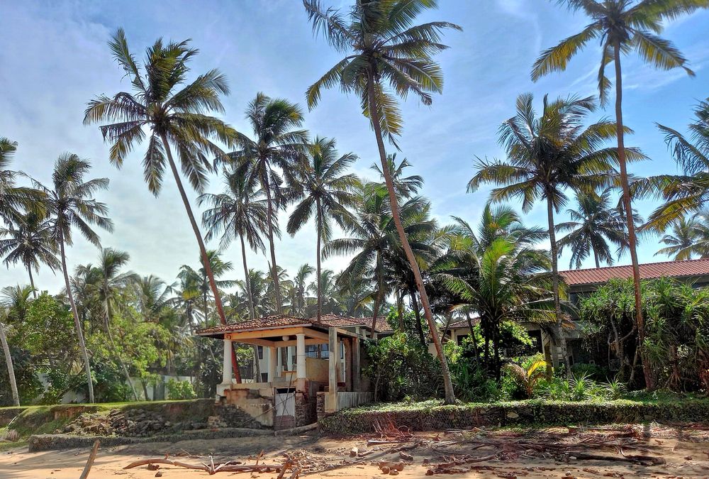 Заброшенная вилла на берегу океана