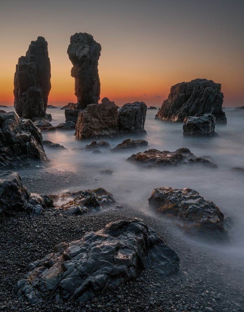Quiet sunset on the rocks