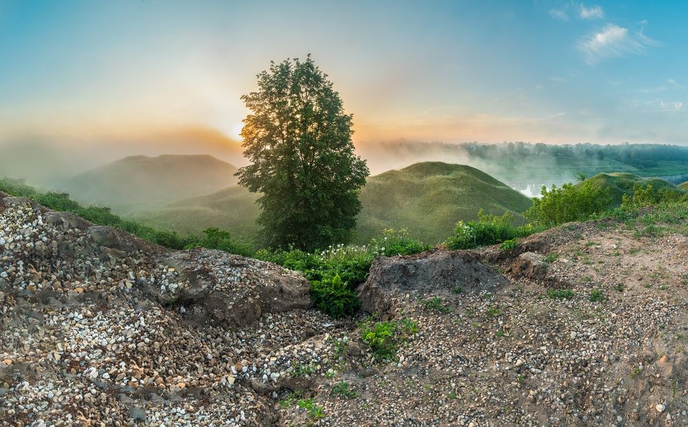 Красивый туманный рассвет у холмов