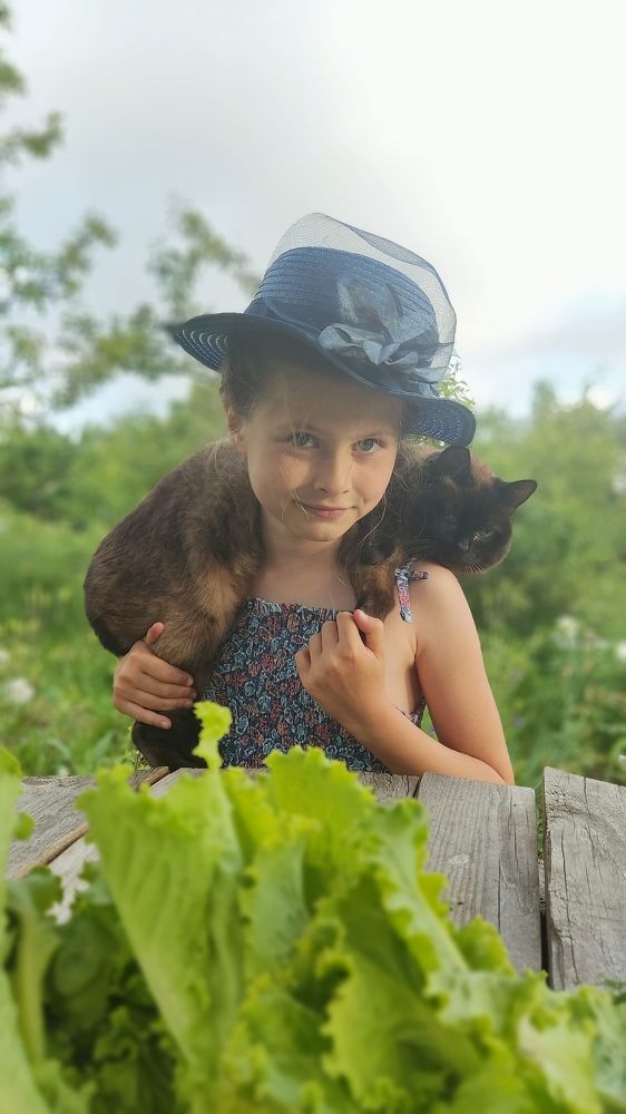 Девочка и кошка