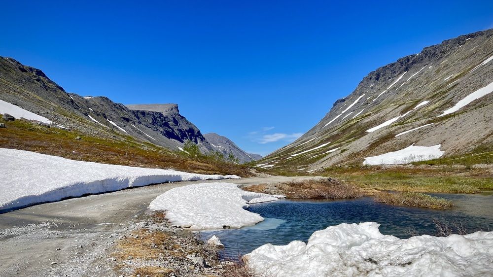 Остатки снега в Хибинах. Кольский полуостров
