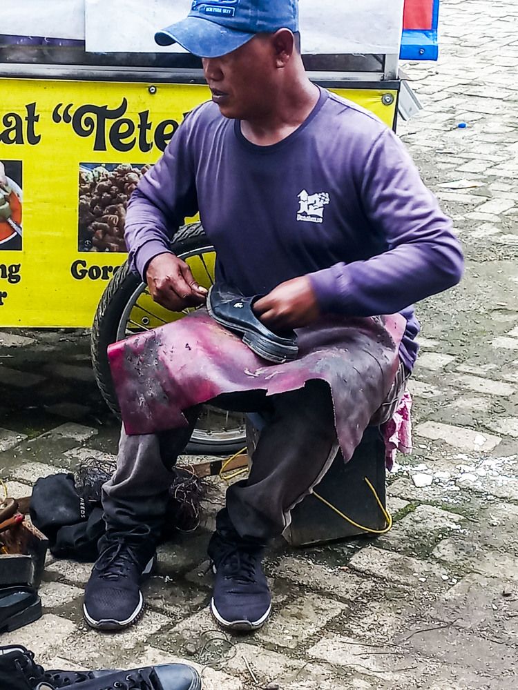Itinerant shoe repairman