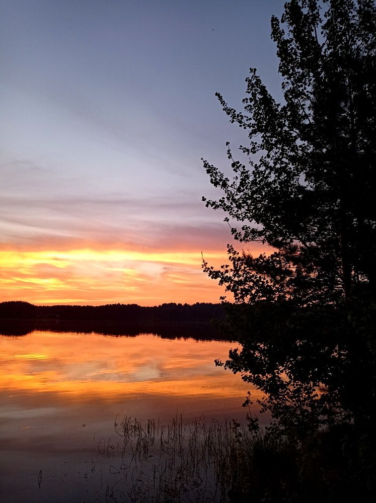 ЗАКАТ ОТРАЖАЕТСЯ В ОЗЕРЕ