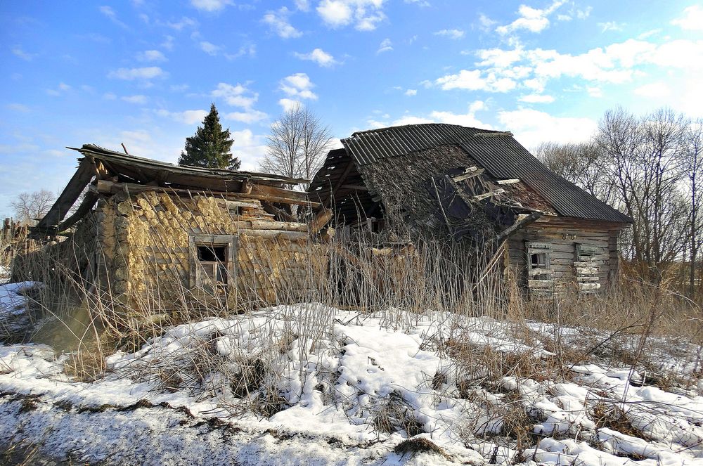 Развалившийся дом в деревне
