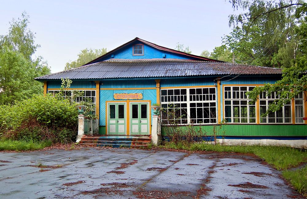 Заброшенная столовая в пионерлагере