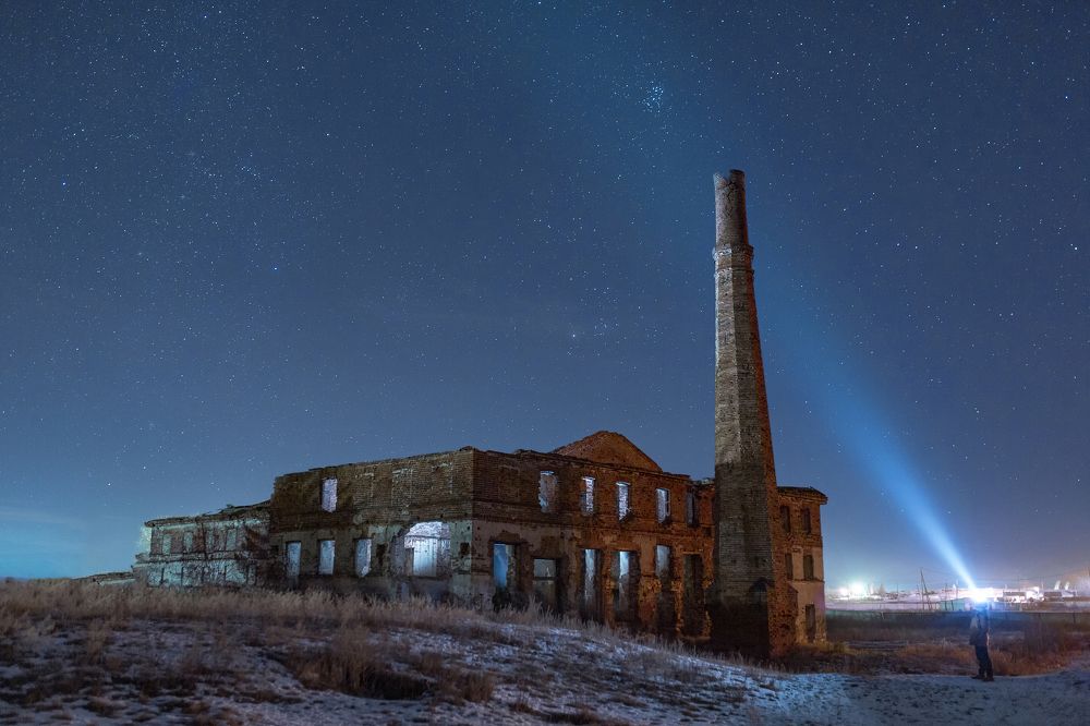 Свет в разрушенном заводе
