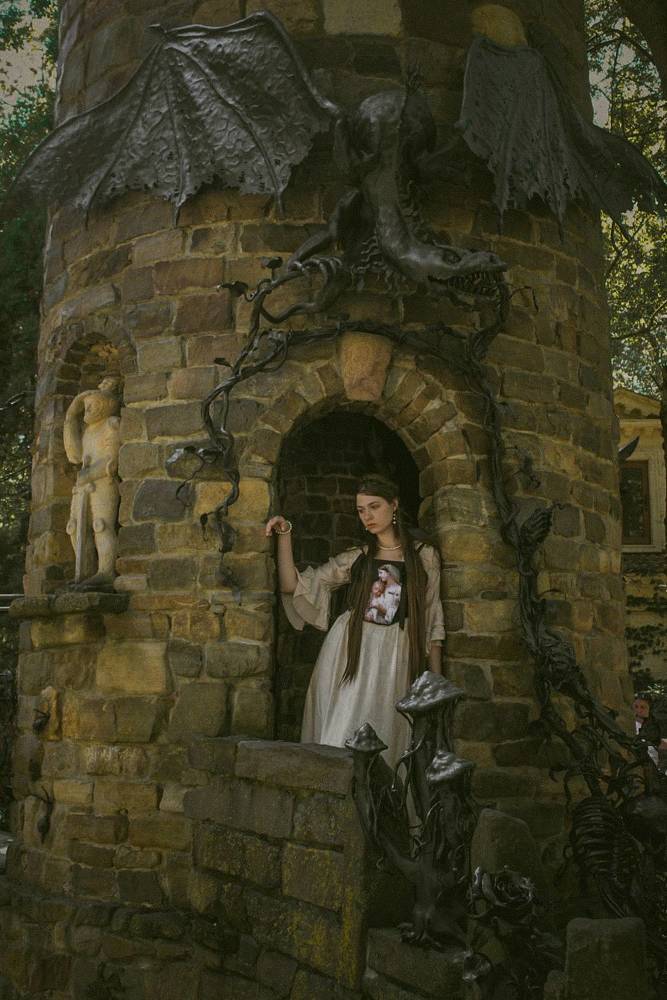 С милым рай и в стылой башне